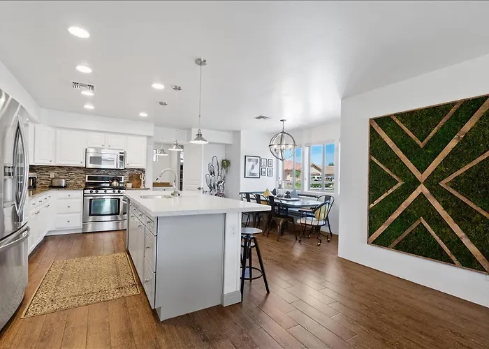 Holiday home 5 Bedroom 4 Bath Boutique Premium Location + Heated Pool Option Glendale