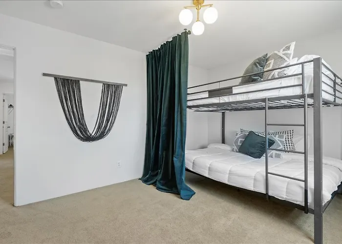 Dom wakacyjny 5 Bedroom 4 Bath Boutique Premium Location + Heated Pool Option Glendale