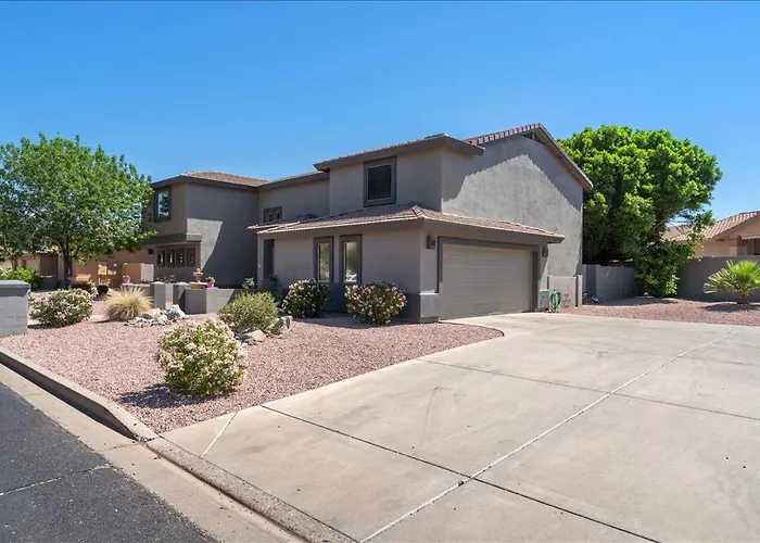 5 Bedroom 4 Bath Boutique Premium Location + Heated Pool Option Holiday home