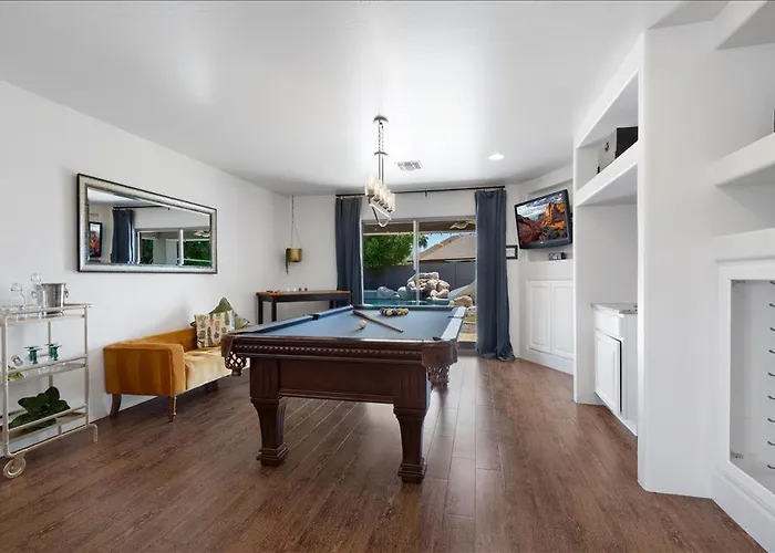 5 Bedroom 4 Bath Boutique Premium Location + Heated Pool Option Holiday home *