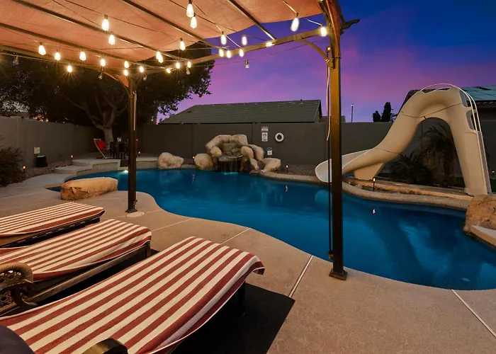 5 Bedroom 4 Bath Boutique Premium Location + Heated Pool Option Holiday home