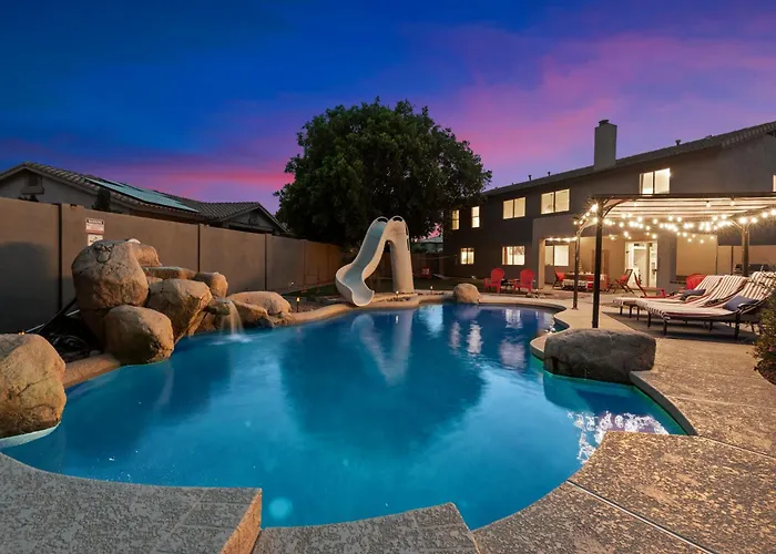 5 Bedroom 4 Bath Boutique Premium Location + Heated Pool Option Holiday home Glendale