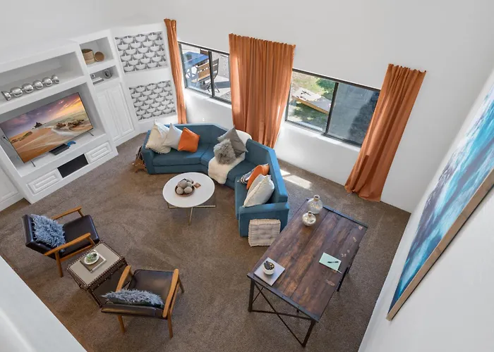 Holiday home 5 Bedroom 4 Bath Boutique Premium Location + Heated Pool Option Glendale