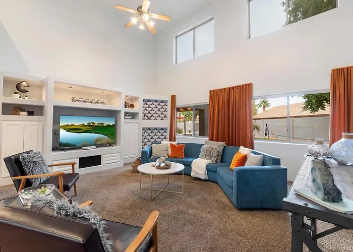 5 Bedroom 4 Bath Boutique Premium Location + Heated Pool Option Holiday home