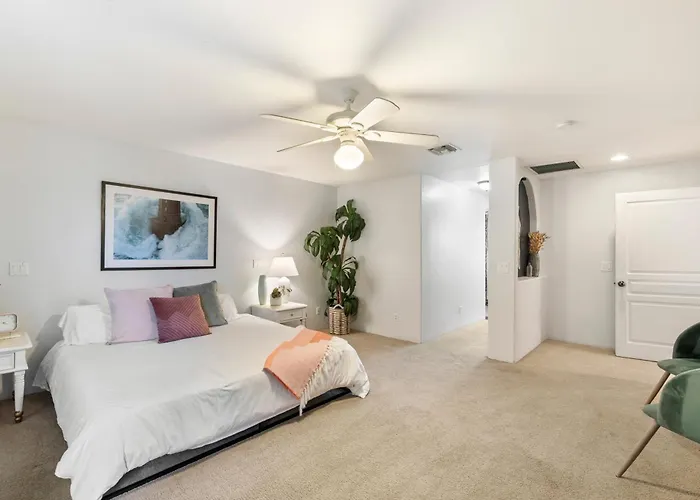 5 Bedroom 4 Bath Boutique Premium Location + Heated Pool Option Holiday home *