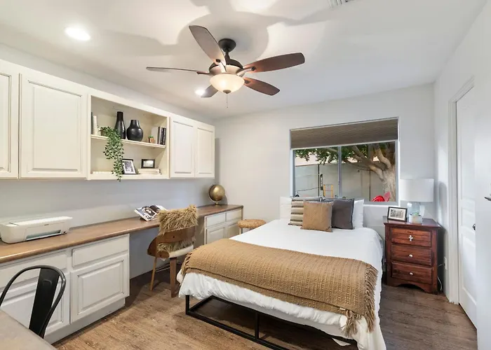 5 Bedroom 4 Bath Boutique Premium Location + Heated Pool Option Holiday home Glendale