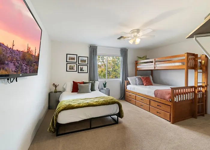 Holiday home 5 Bedroom 4 Bath Boutique Premium Location + Heated Pool Option Glendale